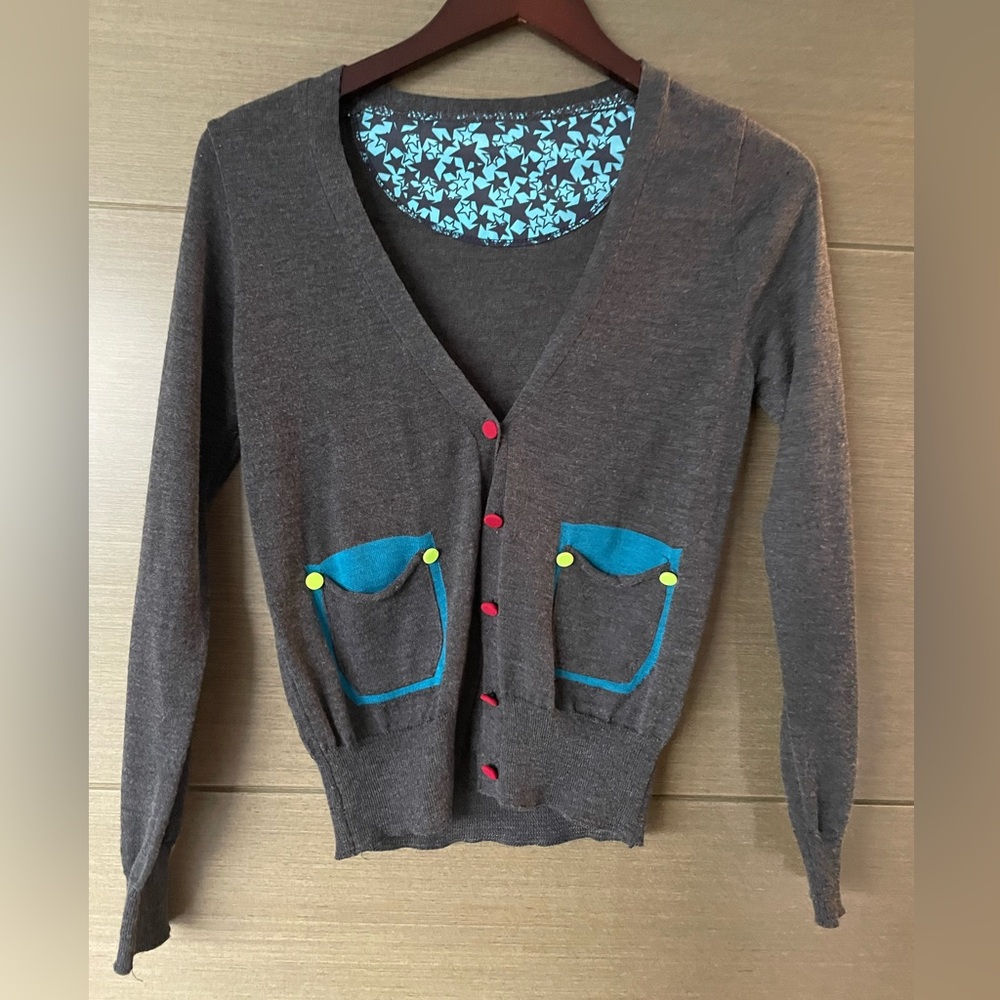 Korean cardigan with bright buttons
